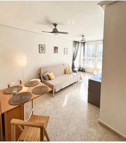 ein Wohnzimmer mit einem Sofa und einem Tisch in der Unterkunft DOS MARES km16 La Manga del Mar Menor in La Manga del Mar Menor