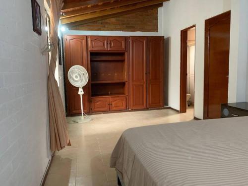 1 dormitorio con 1 cama y ventilador en una habitación en Casa en Cartago Valle, en Cartago