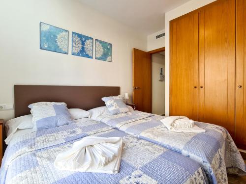 Duas camas sentadas uma ao lado da outra num quarto em Apartamento planta baja Residencial Aquamarina by costablancarent em Denia
