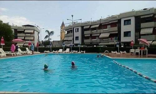 two people are swimming in a swimming pool at Le Case di Zu Zù in Mascali