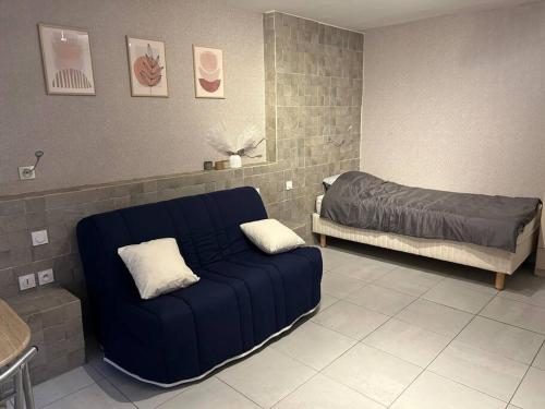 - un salon avec un canapé et un lit dans l'établissement Studio 27m2, à Sainte-Savine