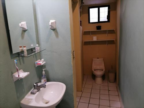 bagno con lavandino e servizi igienici di Confortable y colorida casa con piscina a Cancún