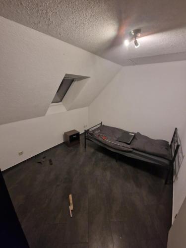 Cette chambre mansardée comprend un lit au plafond. dans l'établissement Schlossstraße, à Rottleberode