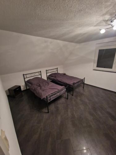 2 camas sentadas en una habitación con una pared en Schlossstraße, en Rottleberode