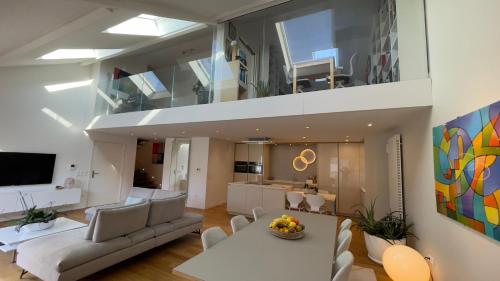 een woonkamer met een bank en een tafel bij Duplex 160m2 Paris JO 2024 in Vincennes