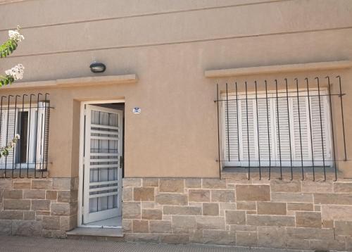 een gebouw met een poort en een deur bij Casa Privada 2 habitaciones, amueblada Centro Necochea in Necochea