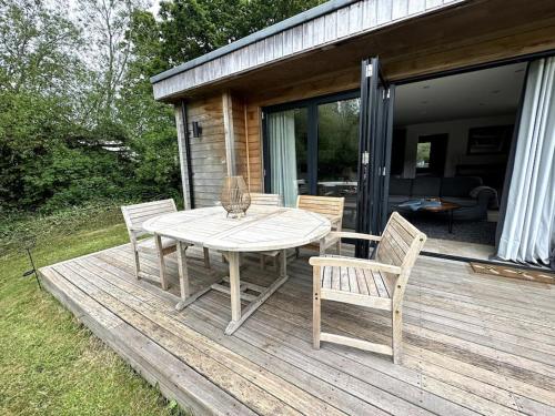 Κήπος έξω από το Beautiful Cabin with pond view