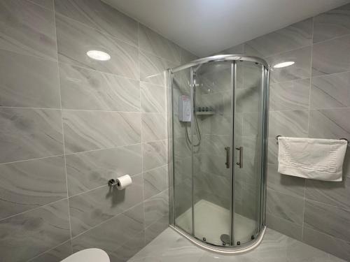 uma cabina de duche na casa de banho com WC em Modern Apartment in Luton town Centre em Luton