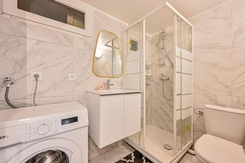 a white bathroom with a shower and a washing machine at Le Sunny - Proche Paris - Terrasse in Livry-Gargan