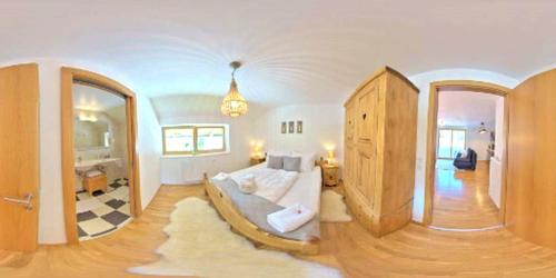 een slaapkamer met een groot wit bed in een kamer bij Haus Weyerbach Apartments in Bramberg am Wildkogel