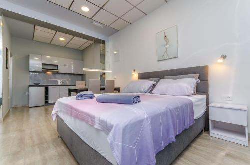 um quarto com uma cama grande e uma cozinha em Apartments Stay em Kaštela
