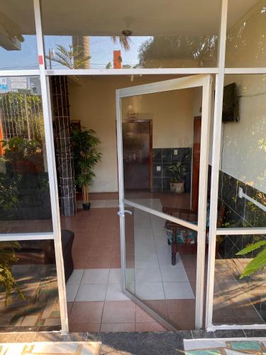eine offene Glastür eines Hauses mit einer Terrasse in der Unterkunft Hotel Villa del Mar in Tonalá