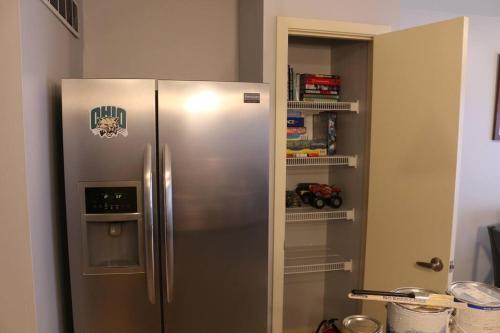 Athens city townhouse, 3 bedroom, 2.5 baths, Wi-Fi في أثينا: ثلاجة من الحديد المقاوم للصدأ في المطبخ