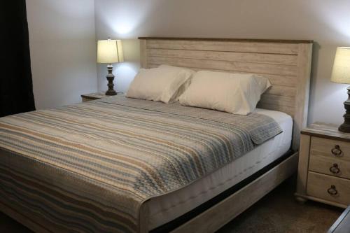 een slaapkamer met een bed met 2 nachtkastjes en 2 lampen bij Athens city townhouse, 3 bedroom, 2.5 baths, Wi-Fi in Athens