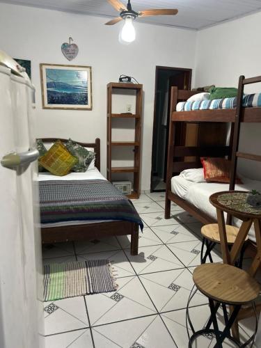 阿布拉昂的住宿－Suite de Lane e Mu，一间设有双层床的卧室,铺有瓷砖地板。