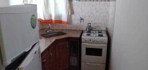 Η κουζίνα ή μικρή κουζίνα στο Deptos. Las Campanitas