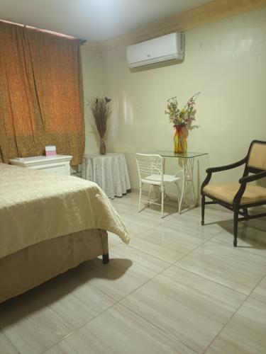 Schlafzimmer mit einem Bett, einem Tisch und Stühlen in der Unterkunft Alojamiento Cabello de Angel in Santo Domingo