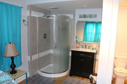 Ett badrum på 3 Bedroom, 2 Bath, Porch, FREE Wi-Fi, Washer/Dryer