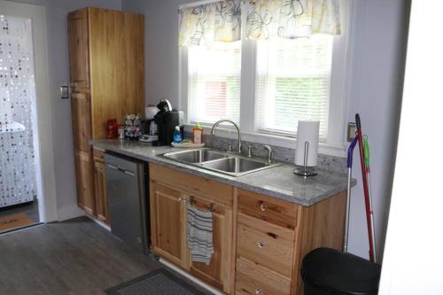 Ett kök eller pentry på 3 Bedroom, 2 Bath, Porch, FREE Wi-Fi, Washer/Dryer
