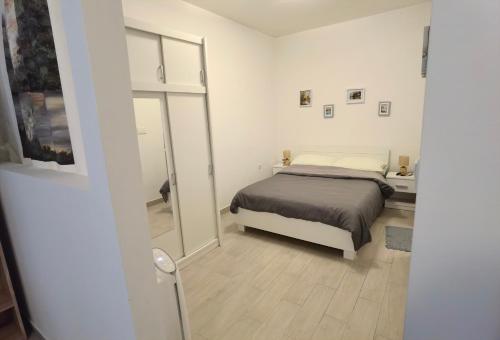 Apartment Zlatko , ten steps to the sea