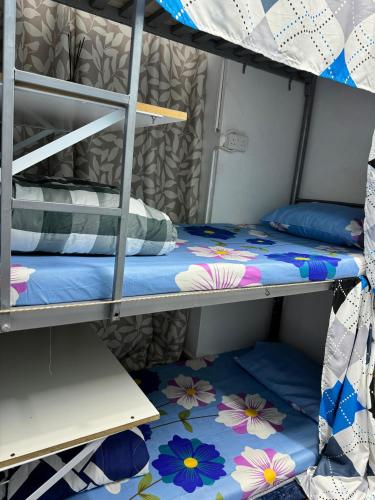 מיטה או מיטות קומותיים בחדר ב-Bed Space Hostel