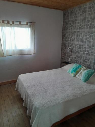 - une chambre avec un lit blanc et une fenêtre dans l'établissement La rivera, à Chajarí