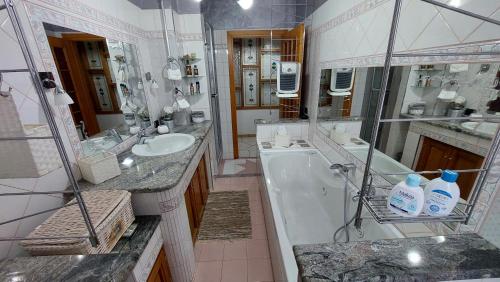 een grote badkamer met een bad en een wastafel bij Nazzaro's House in Atripalda