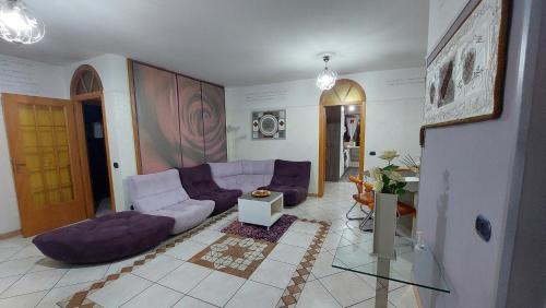 een woonkamer met een bank en een tafel bij Nazzaro's House in Atripalda