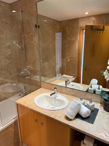 La salle de bains est pourvue d'un lavabo, d'une douche et d'une baignoire. dans l'établissement Expo 53, à Lisbonne