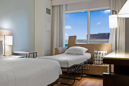 ein Hotelzimmer mit 2 Betten und einem Fenster in der Unterkunft Marriott Orlando Downtown in Orlando
