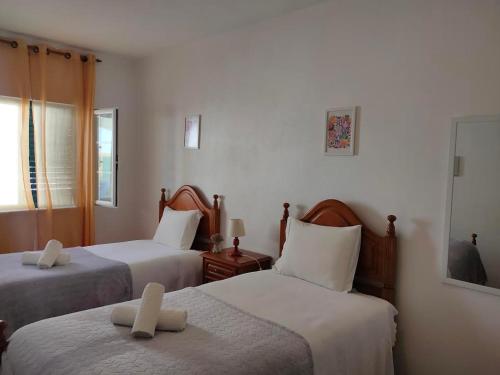 a hotel room with two beds with white sheets at Lodge & Hike Almograve 2 in Almograve