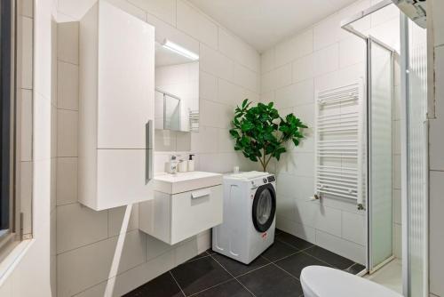 Bilik mandi di Bright Flat near City Center 24hr Parking