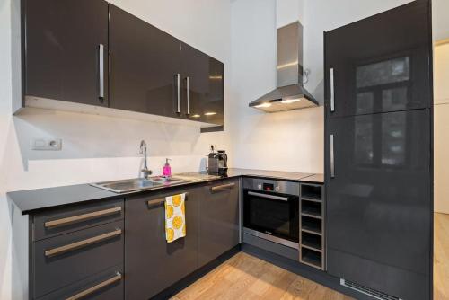 Dapur atau dapur kecil di Bright Flat near City Center 24hr Parking