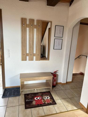 a living room with a bench and a mirror at Ferienwohnung Löchgau in Löchgau