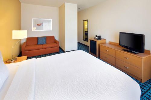 Телевизор и/или развлекательный центр в Fairfield Inn & Suites Indianapolis Airport