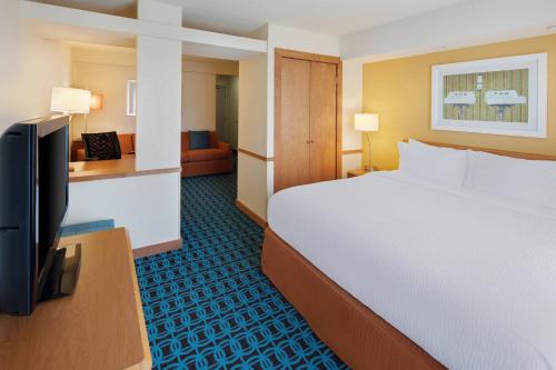 Кровать или кровати в номере Fairfield Inn & Suites Indianapolis Airport