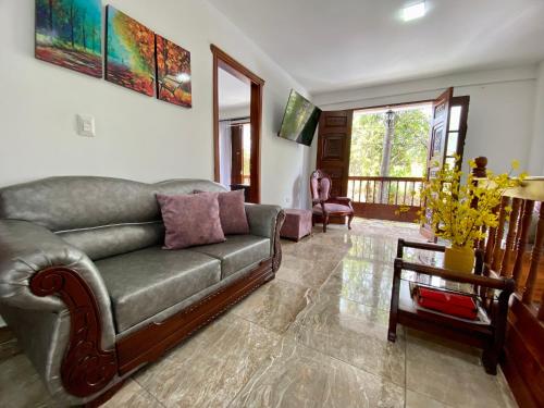 sala de estar con sofá y mesa en Casa Lubel en Salento