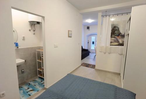 Apartment Zlatko , ten steps to the sea
