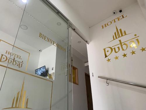 a shop window with a dub sign and stars at Hotel Dubai Deluxe Curumani in Curumaní