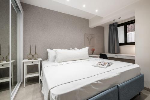 1 dormitorio con 1 cama blanca grande en una habitación en At Kidan's en Jerusalén