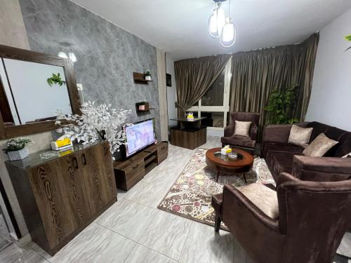 een woonkamer met een bank en een tv bij Luxury apartment Downtown Cairo (Amazing, Central) in Caïro