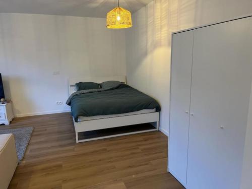 1 dormitorio con 1 cama en una habitación blanca en Beautiful Flat in Etterbeek en Bruselas
