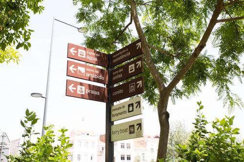 a street sign with directions to different cities at Hotel Solaris in Setúbal