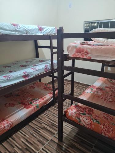 a couple of bunk beds in a room at Casa mobiliada para descanso e com piscina para o lazer há 5 min do aeroporto in Bayeux