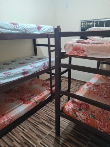 a couple of bunk beds in a room at Casa mobiliada para descanso e para viajantes se hospedarem por temporada in Bayeux