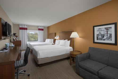 pokój hotelowy z łóżkiem i kanapą w obiekcie Four Points by Sheraton Newark Christiana Wilmington w mieście Newark