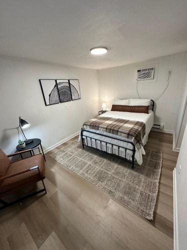 una camera con letto, tavolo e sedia di Rockwell Commons 