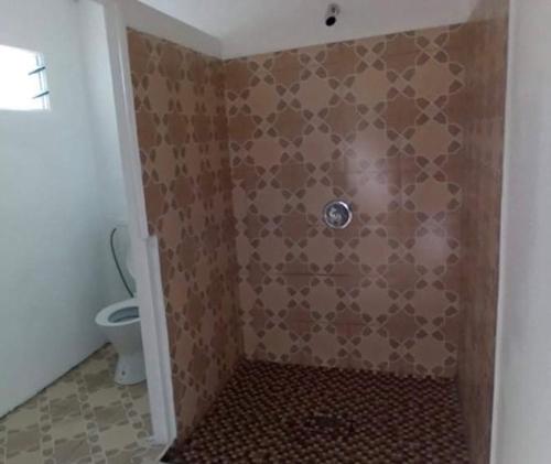 ein Bad mit Dusche und WC in der Unterkunft Lelago Eco Lodge in Apia
