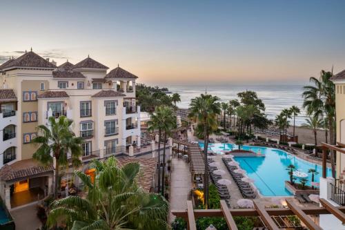 - une vue aérienne sur un complexe avec une piscine et l'océan dans l'établissement Marriott's Playa Andaluza, à Estepona