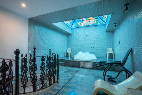 聖保羅的住宿－Motel Disco Verde Congonhas 4，带浴缸的浴室和窗户。
